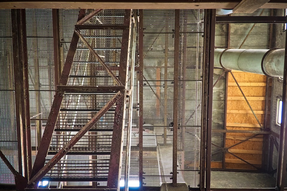 Montaż i instalacja regałów składa się z kilku etapów