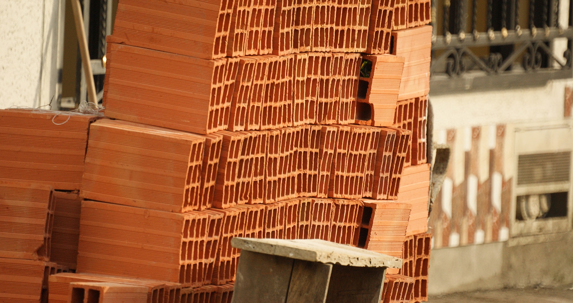 Zaopatrzenie w branży budowlanej: Kluczowe aspekty i dostawcy